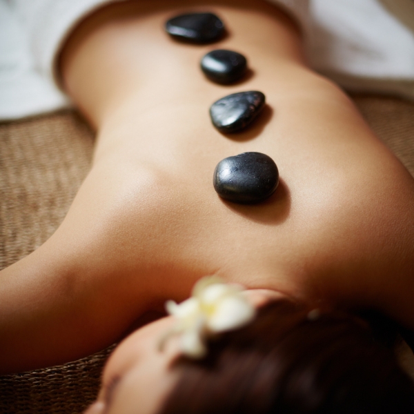 massage-pierres-chaudes-detente femme mal de ventre